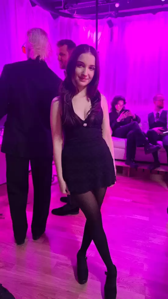 美女主播头部装电极片让别人用游戏手柄控制行动 效果惊人