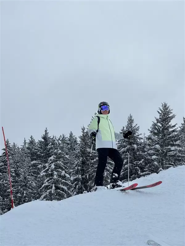 雷军晒春节滑雪照引热议!网友:摄影师是高手中的高手