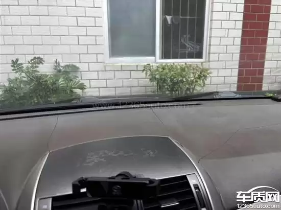 10年前的丰田卡罗拉遭车主集体投诉:仪表台老化出油反光 不安全