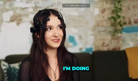 美女主播头部装电极片让别人用游戏手柄控制行动 效果惊人