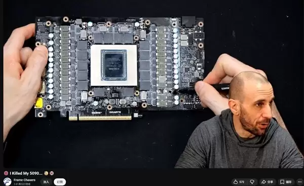 技嘉RTX 5090加装双16针供电接口改造失败，电容爆裂致显卡损毁