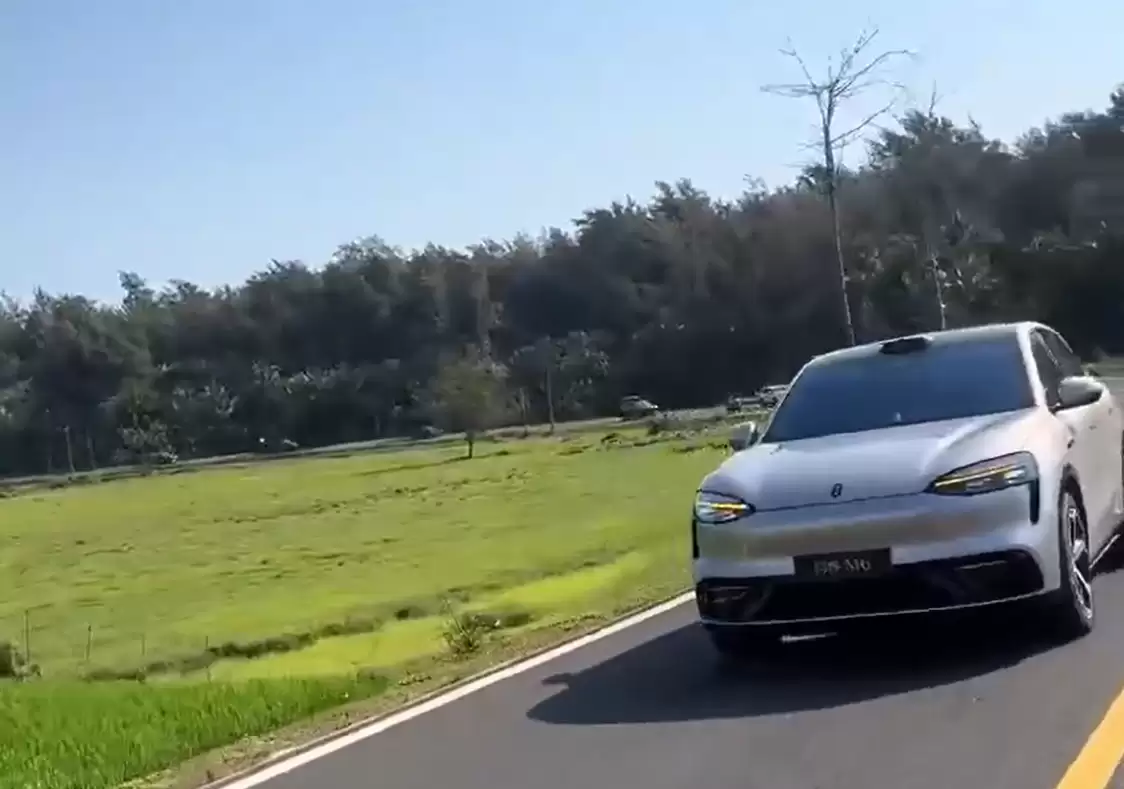 鸿蒙智行问界M6银色实车现身，新车定档“春天见”