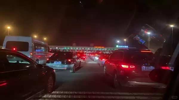 大聪明们半夜出发全堵高速上了 车主：有点后悔