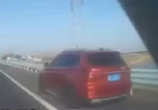 高速上一小车无法降挡、刹车 车速锁定在80km/h!交警紧急救援