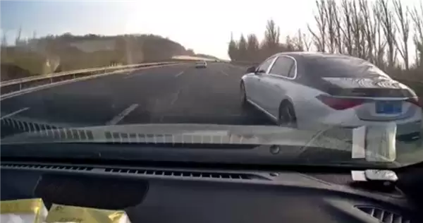 时速破百!奔驰在高速上演刀片式超车 后车司机吓出冷汗
