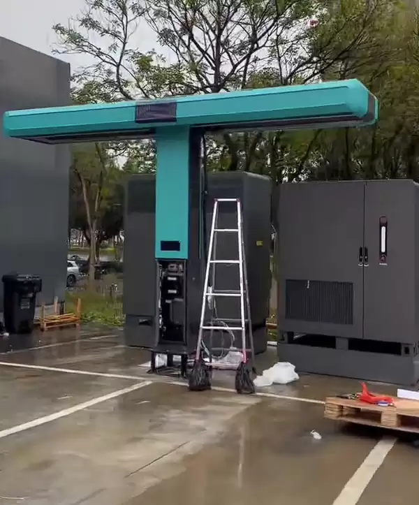 线从天上来 比亚迪大规模安装兆瓦闪充桩:辨识度独一档