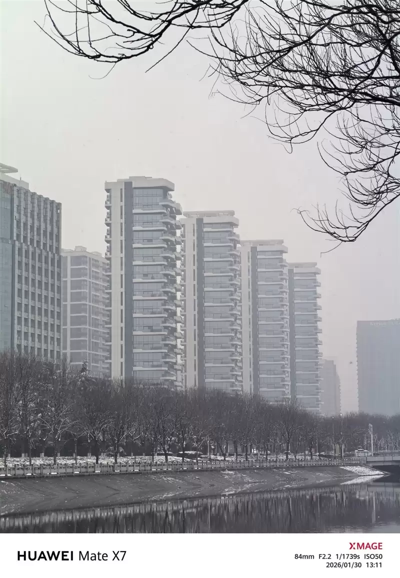 左手 AI右手大屏!华为Mate X7典藏版体验评测:鸿蒙OS 6.0加持 不仅是折叠更是掌上工作站