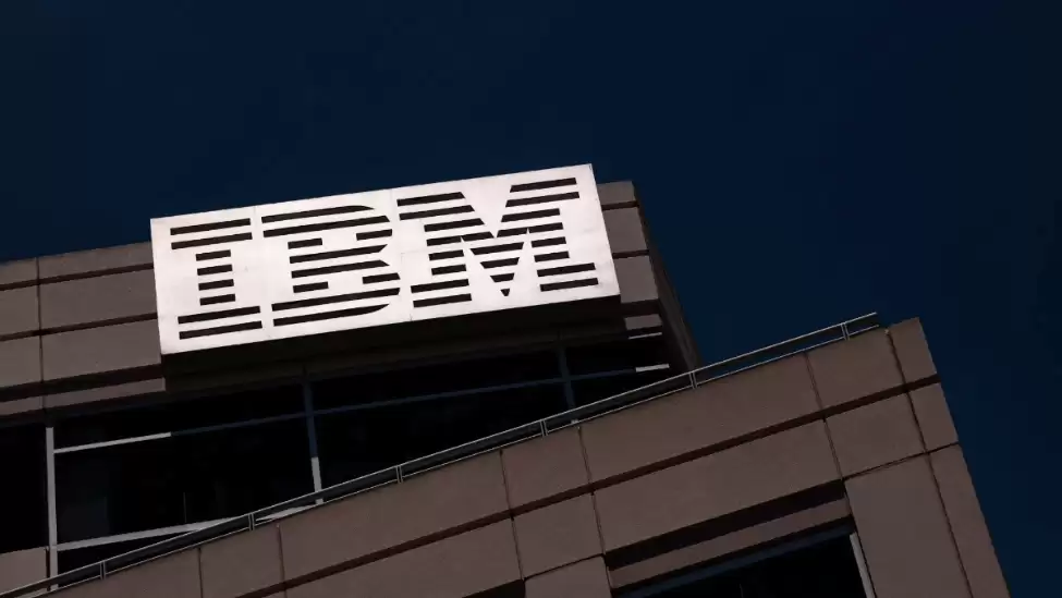 AI冲击蓝巨人,IBM股价暴跌13%创25年来最差表现