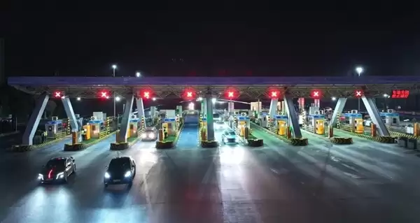 “中国最大高速收费站”春运免费最后一夜：有人压哨通过省了1000多、有人卡点失败