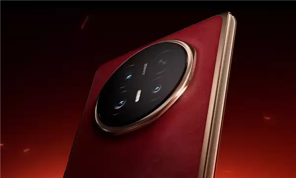 荣耀Magic V6全新赤兔红色亮相！金色中框 大红背板喜庆大气
