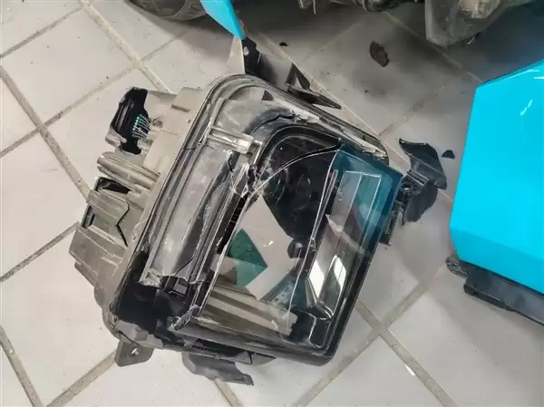 14529元 理想L8更换右前大灯花费曝光:比奥迪便宜多了!