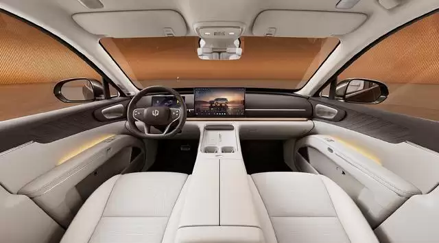 零跑首款MPV车型D99内饰谍照曝光，延续D19设计风格