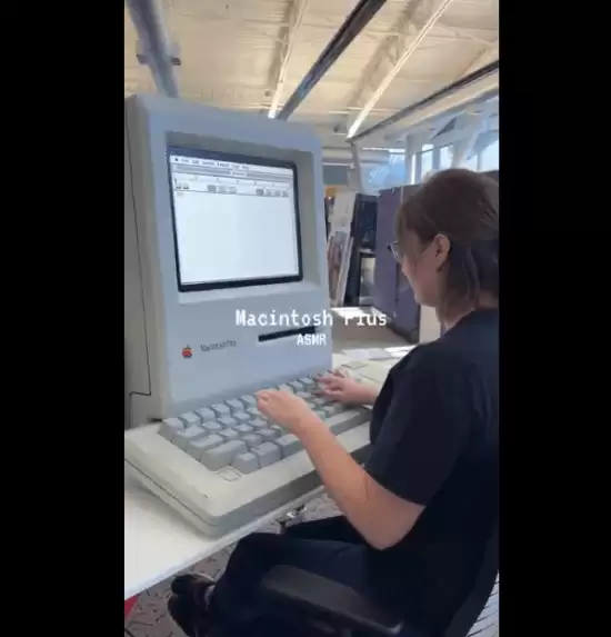 加州计算机博物馆展出放大版Macintosh Plus巨无霸，致敬苹果五十周年