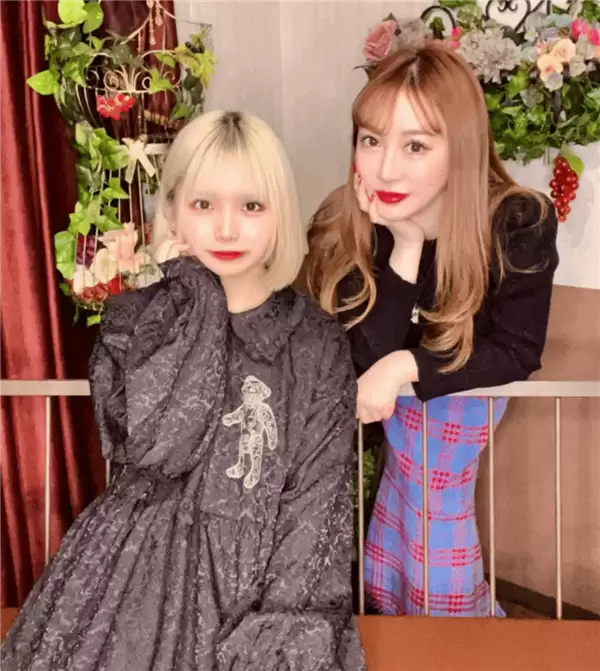 日本14岁妈妈真人版现状引网友围观：母女宛如姊妹花