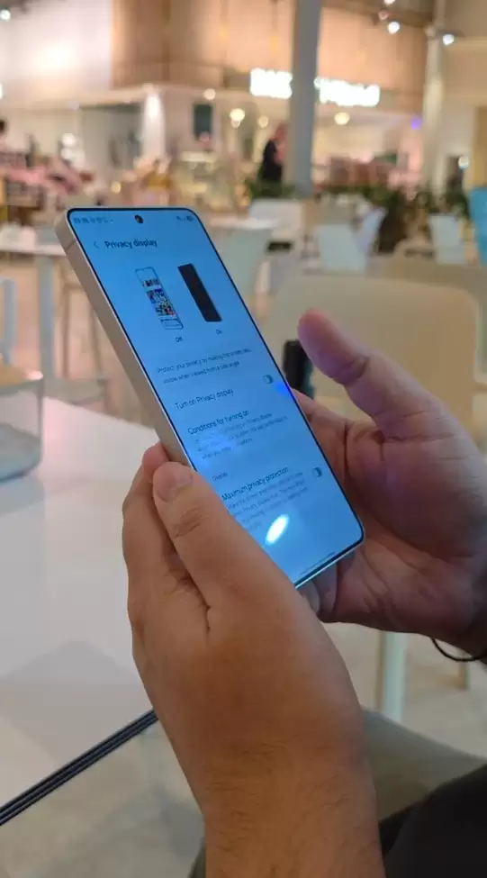 不怕隐私泄露！三星Galaxy S26 Ultra全球首发防窥屏：硬件级防窥 支持一键开关