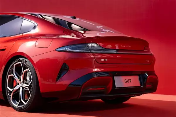 新一代小米SU7全新配色赤霞红首次揭幕 网友:跑婚车绝配