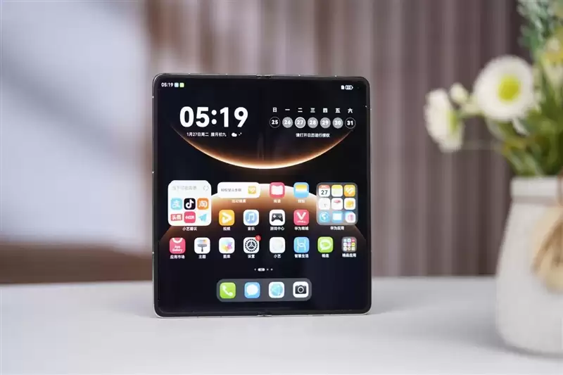 左手 AI右手大屏!华为Mate X7典藏版体验评测:鸿蒙OS 6.0加持 不仅是折叠更是掌上工作站