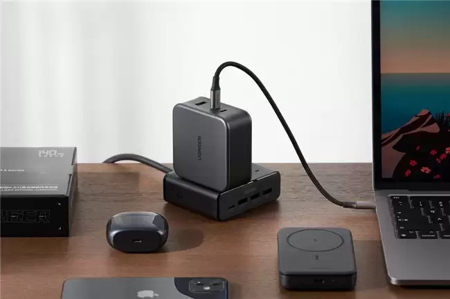 权威认证筑牢安全防线，绿联充电宝适配全场景出行需求