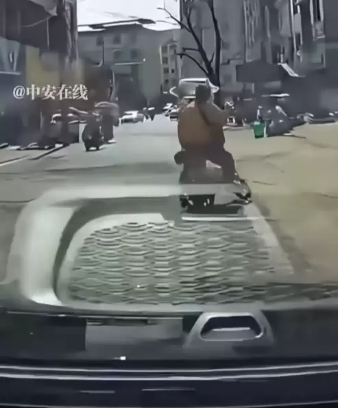 全网公愤!好心扶起摔倒女子竟被讹 行车记录仪还清白