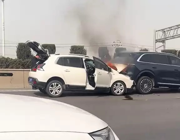 问界M7高速起火?真相揭开:后方油车追尾后自燃 遭波及!