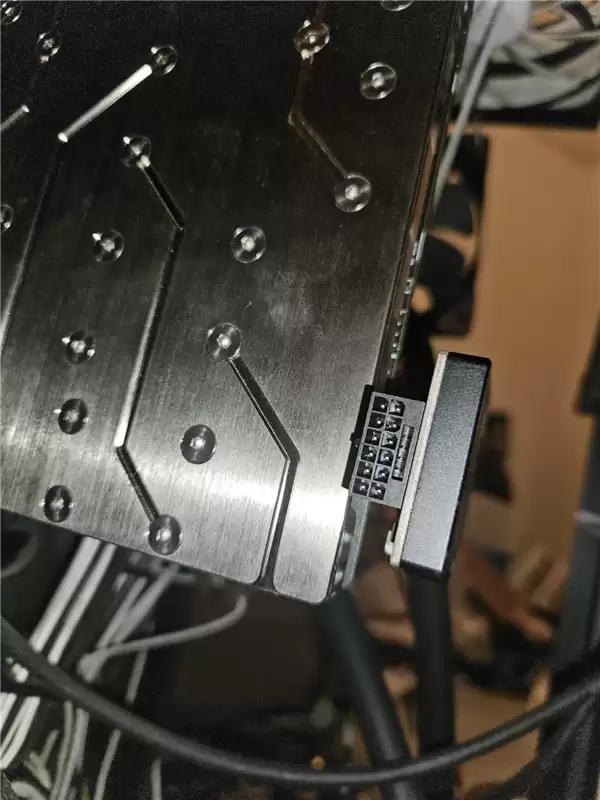 ROG夜神RTX 5090刷入1000W BIOS：无视保护报警结果烧接口！