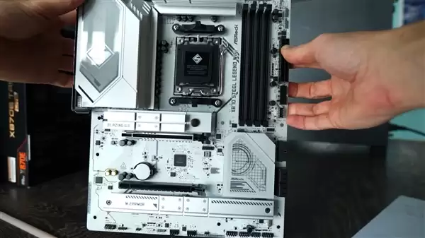 同一块主板挂了两颗锐龙9 9950X！还是华擎 新BIOS也没用