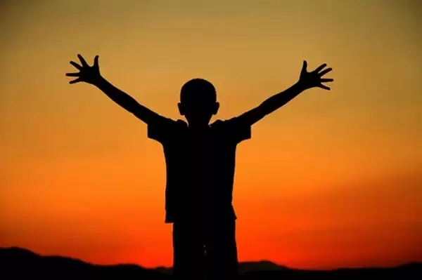 男孩地铁走丢：报出妈妈号码逗笑路人