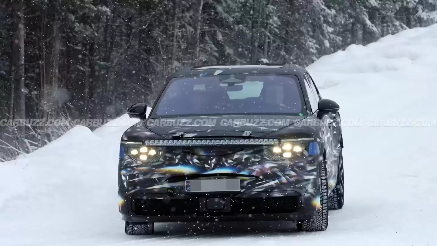 宾利城市纯电SUV路测图曝光：1156马力，雪地漂移秀实力