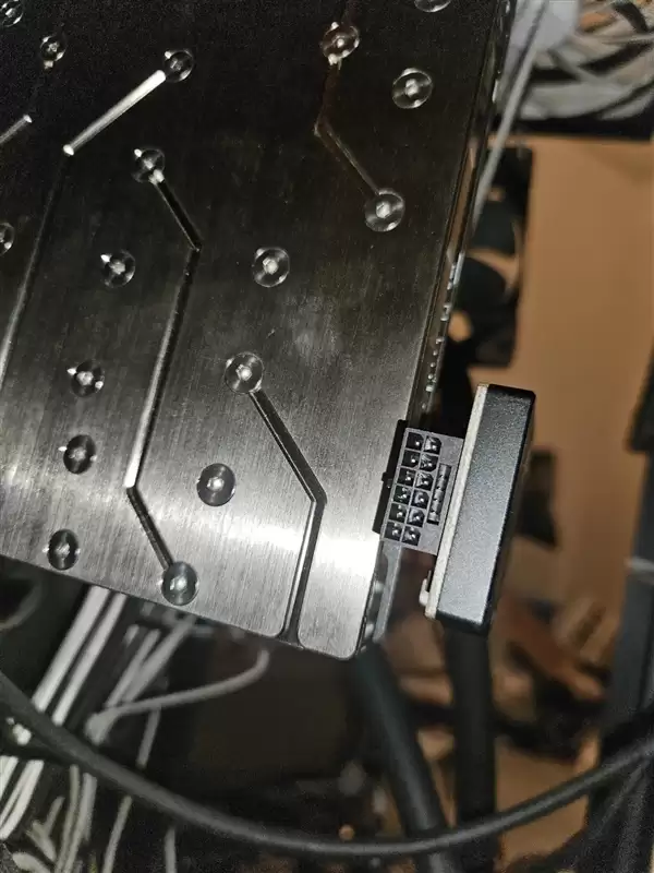 RTX 5090暴力改装2000W 124℃报警无视！惨遭烧毁