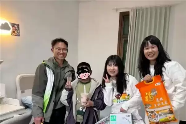 奶茶品牌一点点资助男孩戴小天才千元手表引热议:官方回应