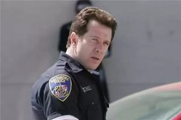 好莱坞知名演员在自家谷仓身亡:汽车搭电时突然自燃