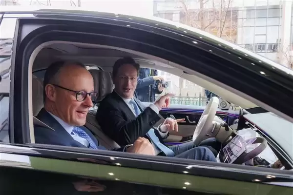 德国总理朔尔茨体验新一代奔驰S级 被中国智驾折服！