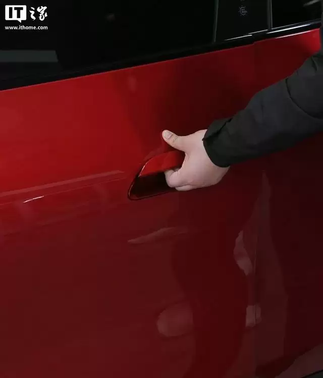 小米展示新一代SU7汽车机械门把手，二排座椅下方配有备用电源