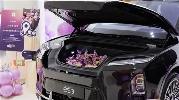 不用油箱也能畅销!全新蔚来ES8第7万台交付:连续2个月斩获销冠