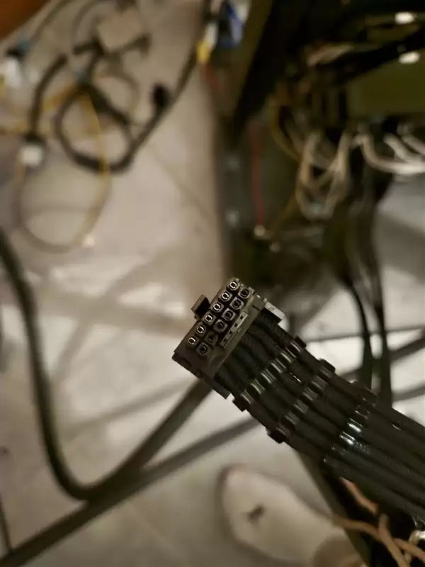 RTX 5090暴力改装2000W 124℃报警无视！惨遭烧毁