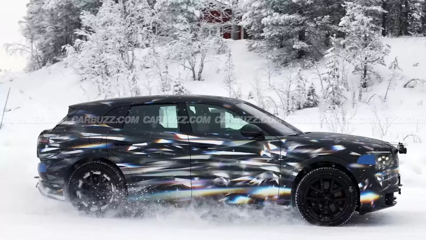 宾利城市纯电SUV路测图曝光：1156马力，雪地漂移秀实力