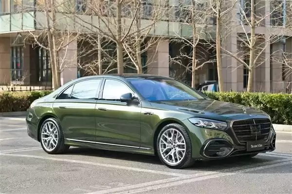 默茨访华试乘新S级,见证奔驰与Momenta智驾合作成果