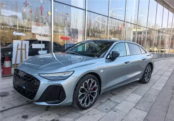 2026款奥迪A6L实车到店：加长轿跑设计+三屏座舱+激光雷达+quattro四驱