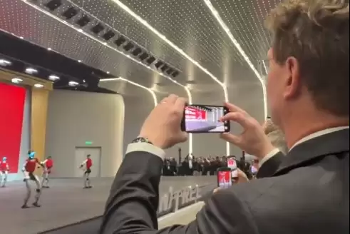 奔驰宝CEO围观宇树机器人:一个垫着脚 一个录视频发家人