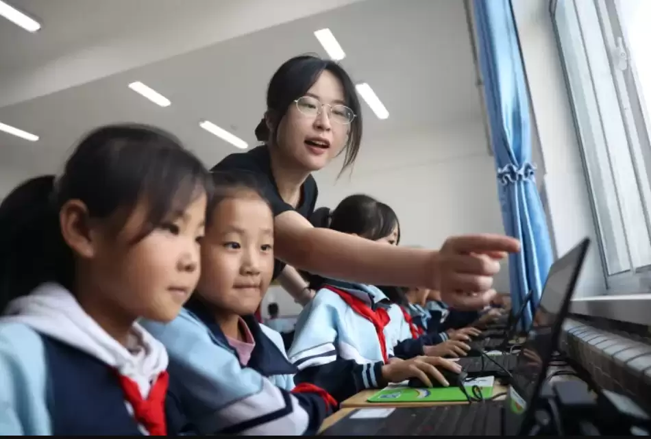 美企疾呼加大AI教育,“看看中国,5岁孩子都在学Deepseek”