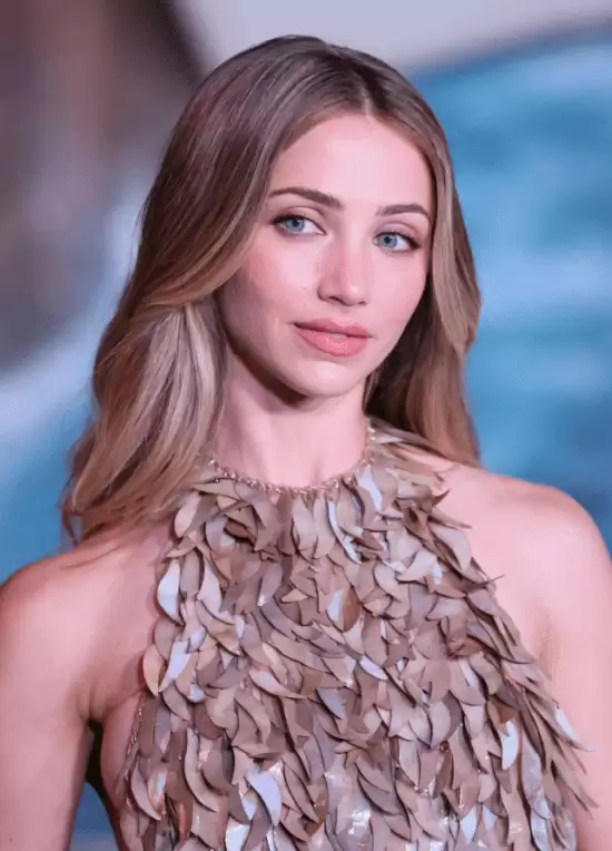 艾米丽·拉德红毯惊艳亮相,娜美造型获赞神还原