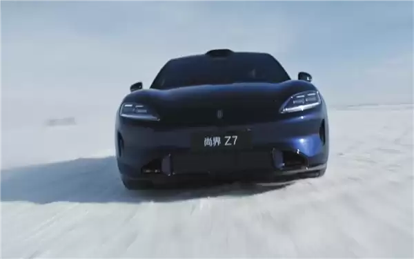 全系搭载华为途灵平台 尚界Z7实车官曝:雪地漂移太帅