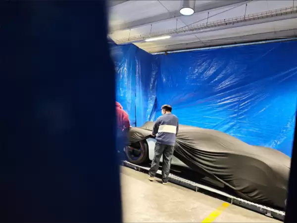 雷军预热：小米汽车惊喜明天见！超级跑车要来了