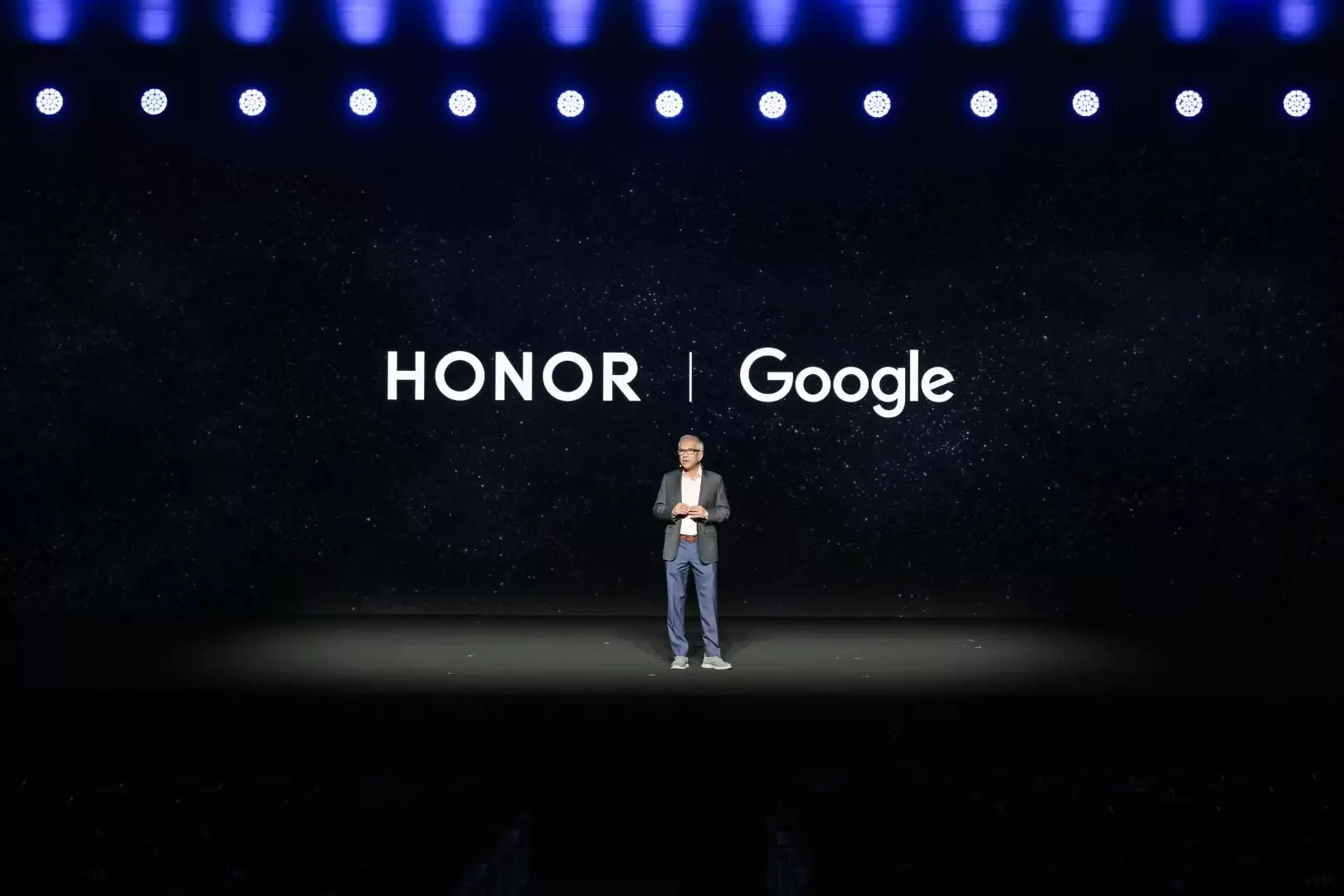 荣耀MWC2026全球发布会盛大启幕，李健详解AI战略布局