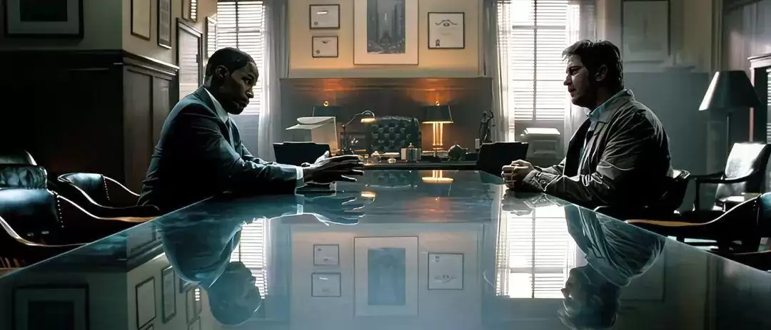 法院外握手场景