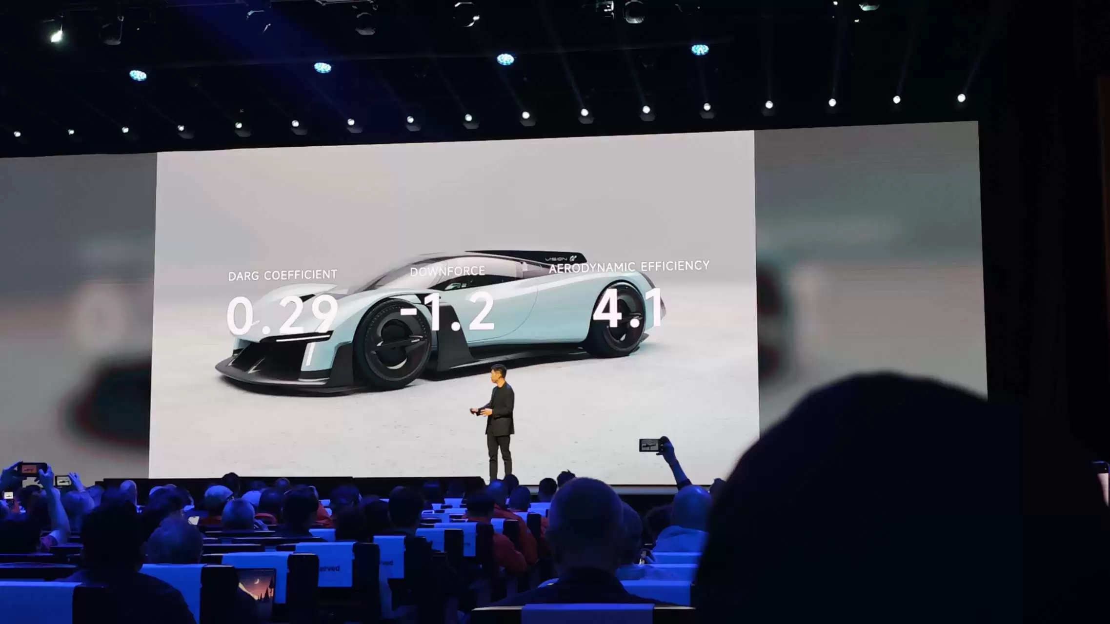 小米正式推出17系列海外版 起售价999欧元 概念车Vision GT同步官宣