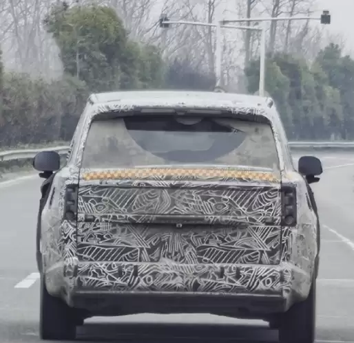 小米首款大型增程SUV YU9实车亮相,2026年下半年发布