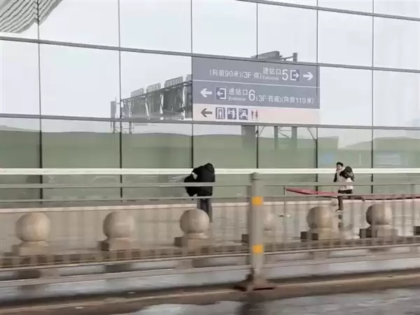 母亲送错进站口儿子狂追 郑州东站到底有多大？
