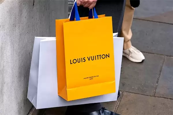 女子称2万多元LV羽绒服穿3小时掉色 店员：衣服不能沾水