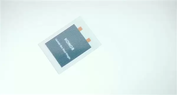 荣耀Magic V6首发新一代青海湖刀片电池：能量密度突破900Wh/L 史无前例